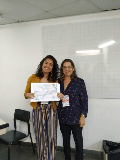 Pesquisadora Ana Carolina Vasconcelos recebe certificado de apresentação de trabalho