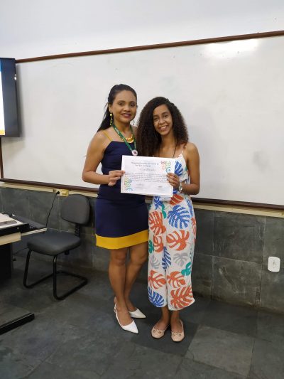 Pesquisadora Amanda Bastista recebe certificado de apresentação de trabalho